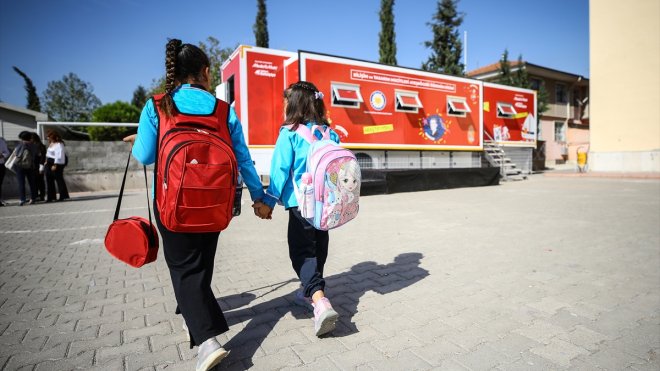 MediaMarkt'in gezici eğitim tırları depremzede öğrencileri teknoloji, bilim ve sanatla buluşturuyor