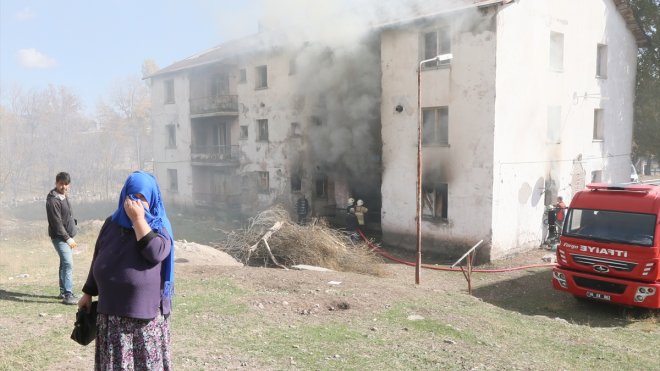 Kars'ta Afganistan uyrukluların kaldığı binada çıkan yangın söndürüldü
