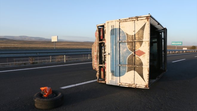 Kars'ta devrilen kamyonetteki 1 kişi yaralandı