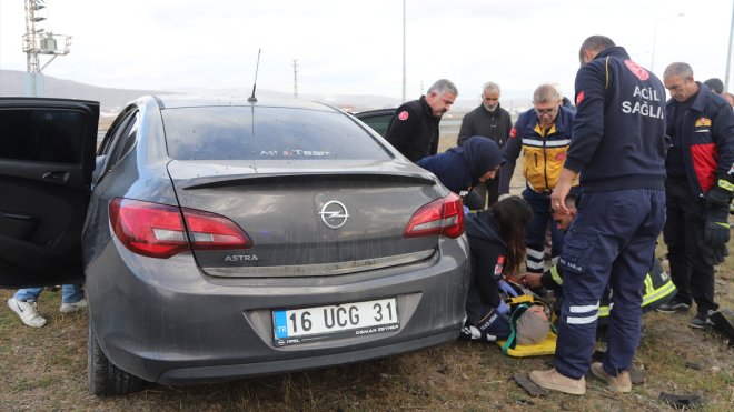 Kars'ta iki otomobilin çarpıştığı kazada 7 kişi yaralandı