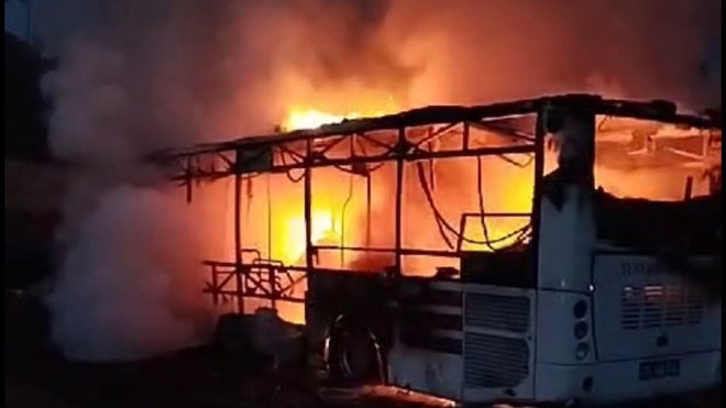 Kars'ta park halindeki halk otobüsü yandı