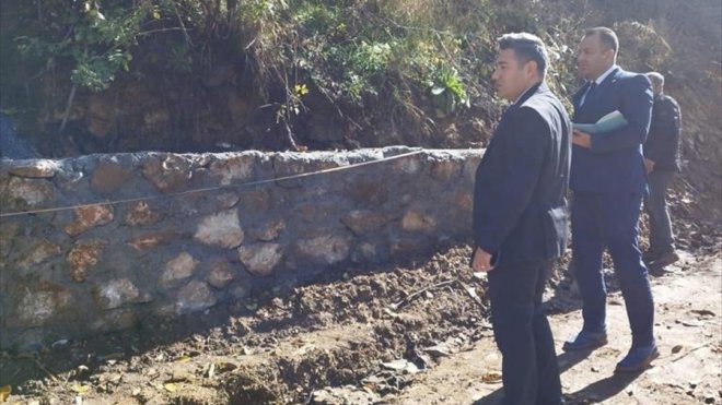 Kaymakamı Özçelik, düşerek yaralanan güvenlik korucusu Erçik'i ziyaret etti.