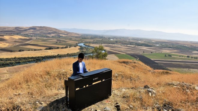 'Kusursuz kulak' Bager, Mercimek Kale Höyüğü'nde piyanoda çevreyle ilgili bestesini çaldı