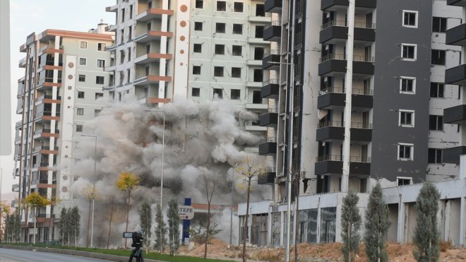 Malatya'da ağır hasarlı 12 katlı bina patlayıcı kullanılarak yıkıldı