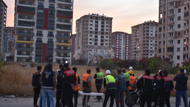 Malatya'da ağır hasarlı 13 katlı bina patlayıcı kullanılarak yıkıldı