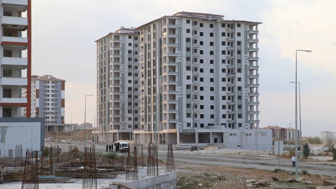 MALATYA - Ağır hasarlı 15 katlı 2 bina patlayıcı kullanılarak yıkıldı1