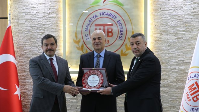 Malatya Kayısısı kitabında emeği geçenlere plaket1