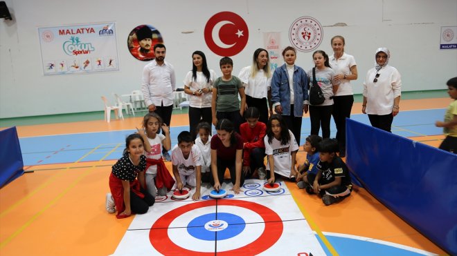Malatya'da konteyner kentte kalan çocuklar curling etkinliğinde buluştu