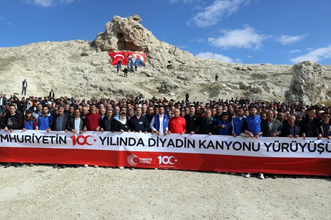 Murat Kanyonu'nda 1000 kişinin katılımıyla 'Cumhuriyet' yürüyüşü yapıldı