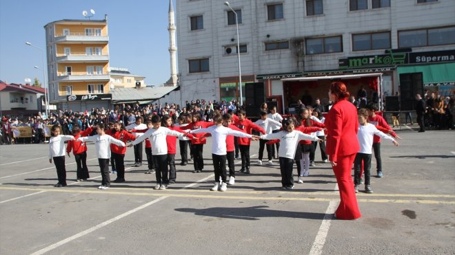 Muş'un ilçelerinde Cumhuriyet'in 100. yıl dönümü kutlandı