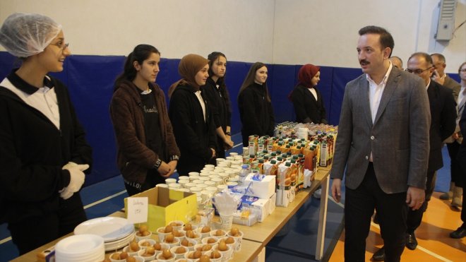 Malazgirt'te kütüphanenin eksikleri için kermes düzenledi