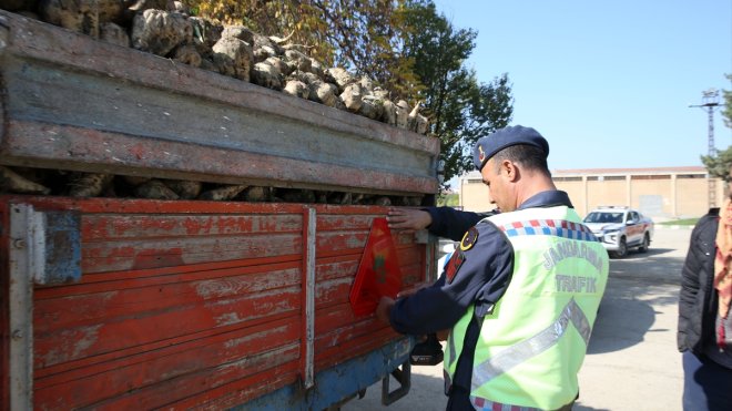 Muş'ta kazaların önlenmesi amacıyla 1500 traktör römorkuna reflektör takıldı