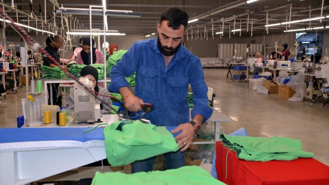 Muş'ta kurulan tekstil fabrikasında üretilen ürünler yurt dışına gönderiliyor
