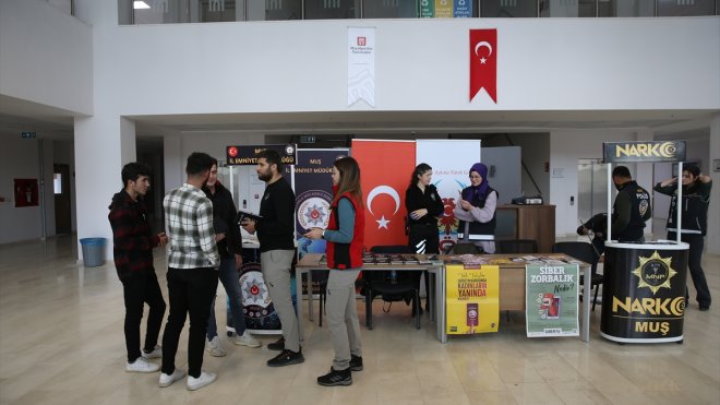 Muş'ta polis ekipleri, 3 bin 500 üniversite öğrencisini bilgilendirdi