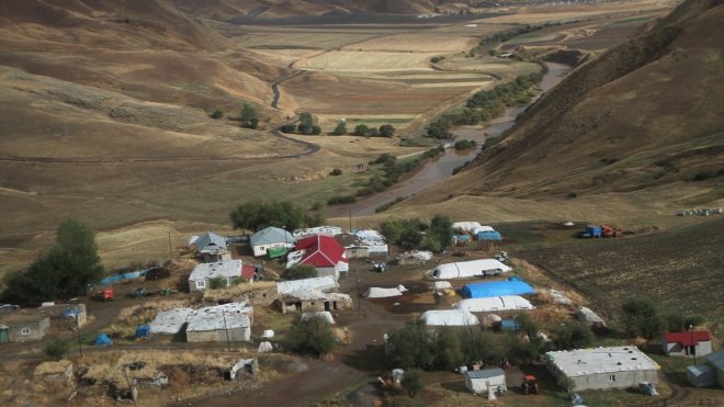 Muş'ta sağanak nedeniyle derede biriken taşlar temizleniyor
