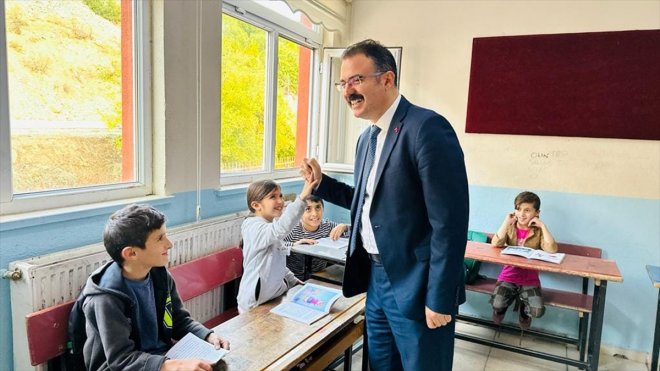 Şemdinli Kaymakamı Ateş, okulları ziyaret etti
