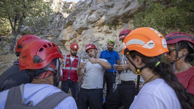 Tunceli'de doktordan çiftçiye 125 gönüllü arama kurtarma eğitiminde