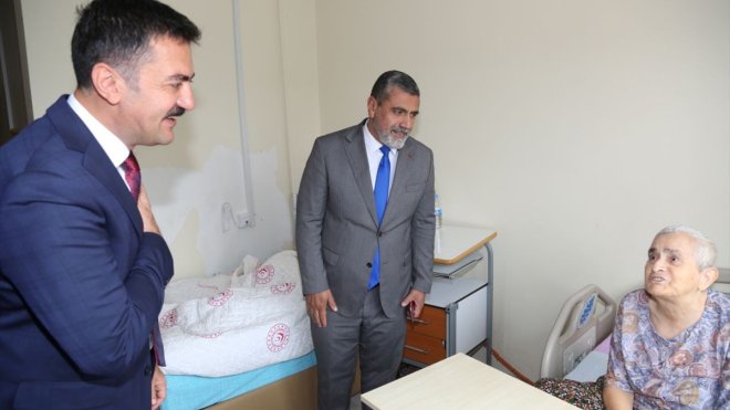Tunceli Valisi Bülent Tekbıyıkoğlu huzurevi sakinlerini ziyaret etti