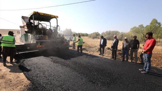 Tuşba Belediyesi asfalt ve parke taşı çalışmalarını sürdürüyor