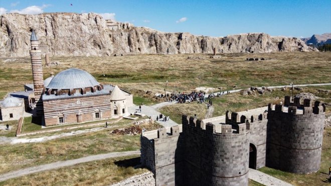 Üniversite öğrencileri Van'ın tarihi ve kültürel yerlerini gezdi