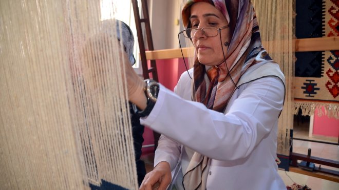 Unutulmasını istemediği sanatını 37 yıldır kadınlara öğretiyor