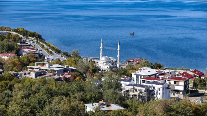Van'da 12 yıl önce 644 kişinin hayatını kaybettiği depremlerin yaraları sarıldı
