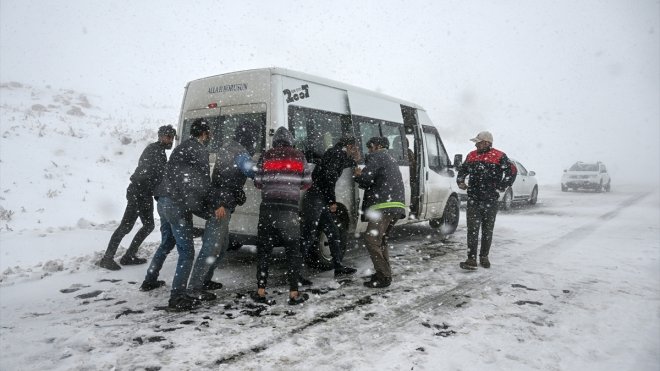 Van-Bahçesaray yolunda kar ve tipi nedeniyle birçok araç yolda kaldı