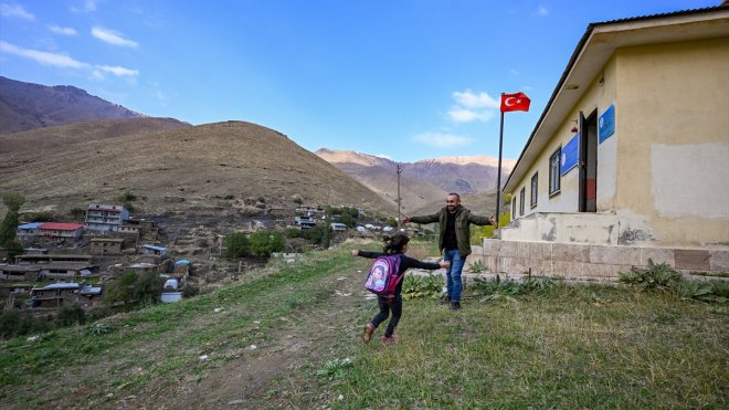Cihan öğretmen, öğrencisi Zilan için yürüyerek gittiği mezrada yeniden göreve başladı
