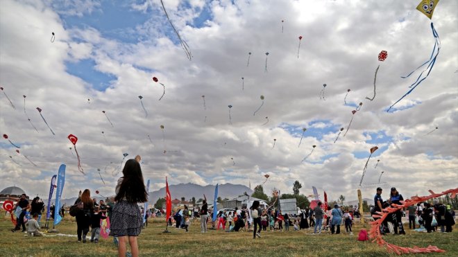 Van'da çocuklar uçurtmalarıyla gökyüzünü renklendirdi