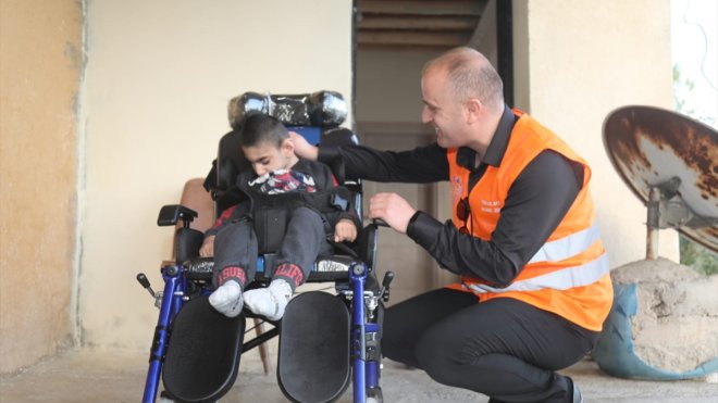 Van'da bedensel engelli çocuğa tekerlekli sandalye hediye edildi