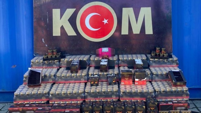 Van'da kaçakçılık operasyonlarında cinsel içerikli ürün ve sigara ele geçirildi