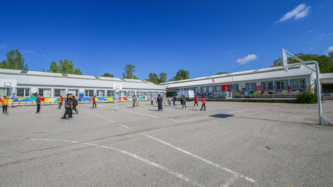 Van depreminde yıkılan okulun enkazı altında kalmaktan son anda kurtulanlar kaybettikleri yakınlarını anıyor