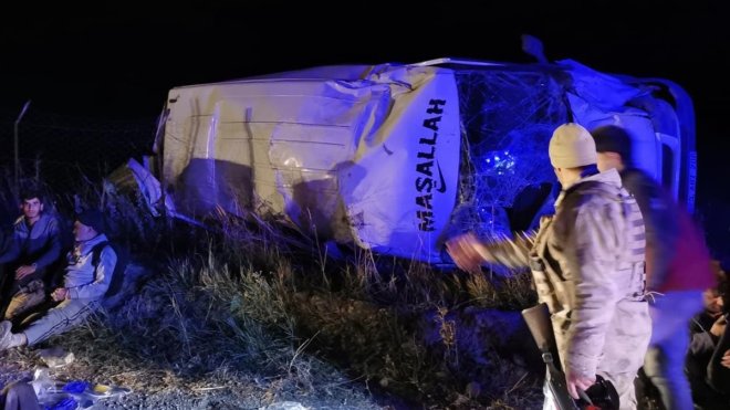 Van'da düzensiz göçmenleri taşıyan minibüsün devrilmesi sonucu 20 kişi yaralandı
