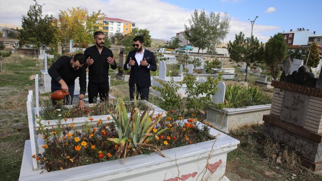 Enkaz altından 108 saat sonra çıkarıldı, şimdi hemşire olarak hastalara yardımcı oluyor