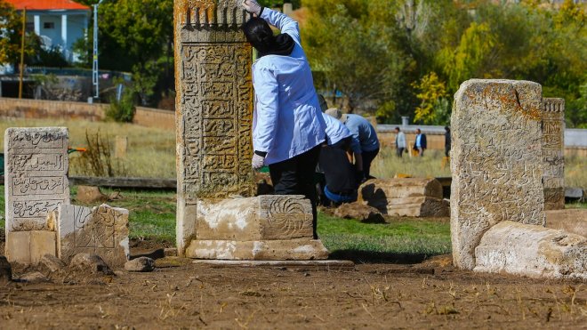 Van'daki Selçuklu Mezarlığı'nda 8 sandukalı mezar gün yüzüne çıkarıldı