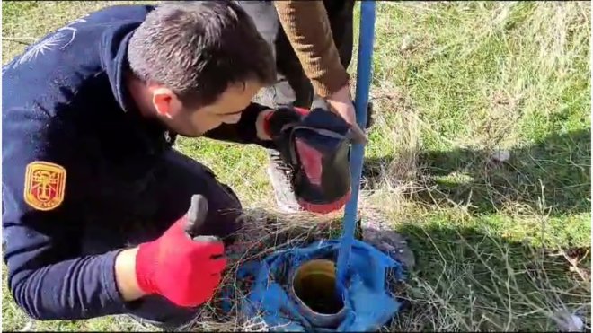 Van'da sondaj borusuna düşen köpek yavrusu kurtarıldı