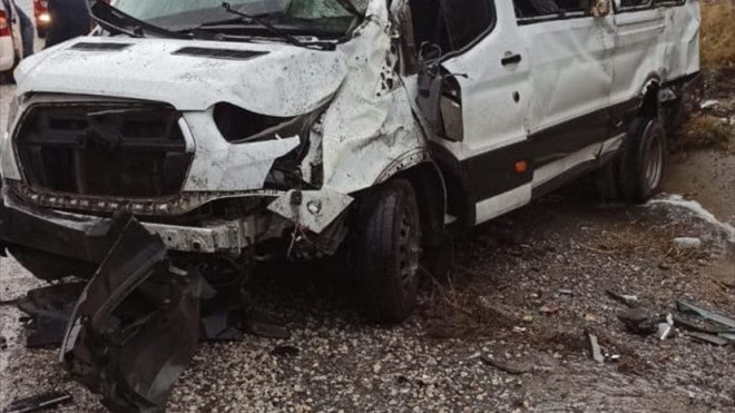Van'da takla atan minibüsteki 7 kişi yaralandı