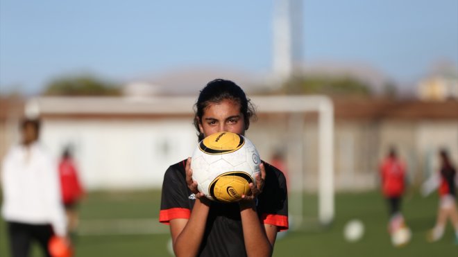 Top sektirirken keşfedilen Vanlı Şilan, milli takımda forma giymenin gururunu yaşıyor