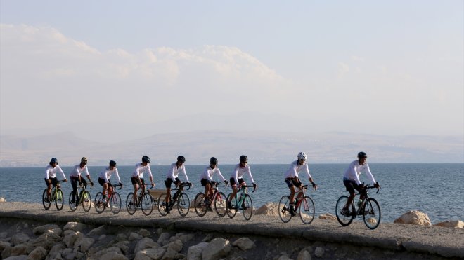 "Van Gölü Canavarları" bisiklet takımı yarışlara iddialı hazırlanıyor