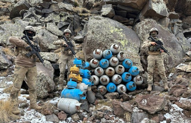 Ağrı Dağı'nda terör örgütüne ait 2 mağarada yaşam malzemesi ele geçirildi
