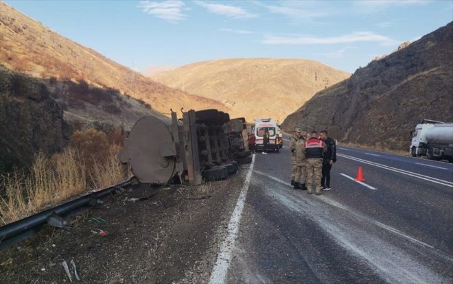 Devrilen hayatını kaybetti sürücüsü - AĞRI tırın 2