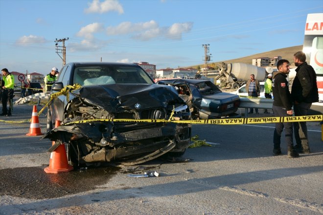 Ağrı'da iki otomobilin çarpışması sonucu 1 kişi öldü, 1 kişi yaralandı