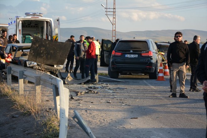 1 otomobilin sonucu AĞRI çarpışması öldü, kişi İki kişi yaralandı 1 - 2