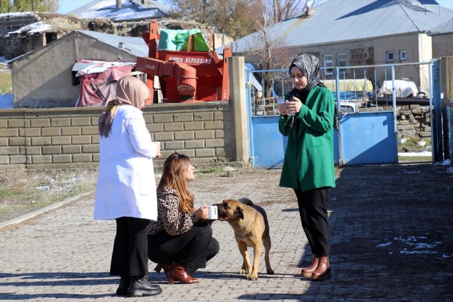 çalışan okulunda soba öğrencilerini köy yakıp sınıflarında yerleri görev AĞRI 3 İlk kadın öğretmen karşılıyor - 1