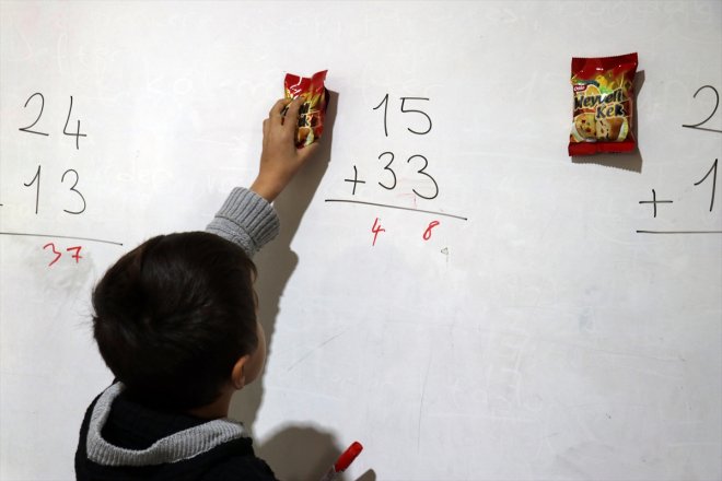 - sınıflarında öğretmen görev yerleri öğrencilerini soba okulunda 3 çalışan köy karşılıyor kadın yakıp AĞRI İlk 12