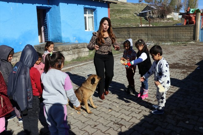 yakıp - sınıflarında 3 görev öğrencilerini köy yerleri İlk karşılıyor soba kadın AĞRI okulunda öğretmen çalışan 13