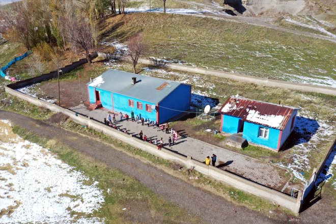 - sınıflarında yakıp köy öğretmen yerleri çalışan AĞRI soba öğrencilerini İlk okulunda kadın 3 karşılıyor görev 14