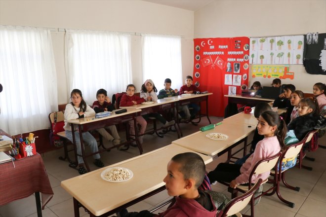 soba öğretmen görev yakıp yerleri kadın çalışan karşılıyor öğrencilerini - köy okulunda 3 AĞRI sınıflarında İlk 17