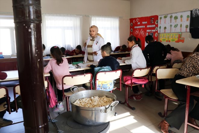 öğrencilerini soba İlk kadın sınıflarında - okulunda yakıp köy 3 AĞRI yerleri öğretmen karşılıyor görev çalışan 19