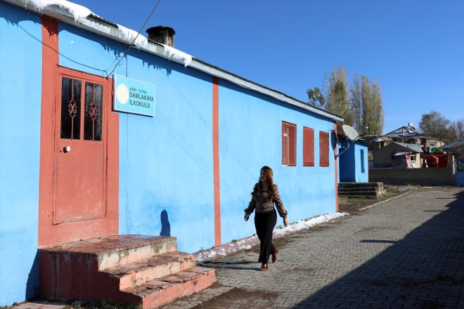 yakıp öğretmen okulunda karşılıyor AĞRI yerleri köy kadın görev İlk soba - 3 sınıflarında çalışan öğrencilerini 3